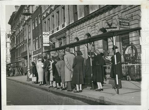 1973 Press Photo Londoners wait in line at post office for gas ...