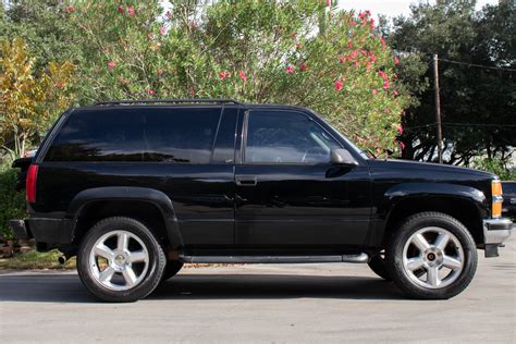  Detailed specs and features for the Used 1999 Chevrolet Tahoe LS including dimensions, horsepower, engine, capacity, fuel economy, transmission, engine type, cylinders, drivetrain and more. 