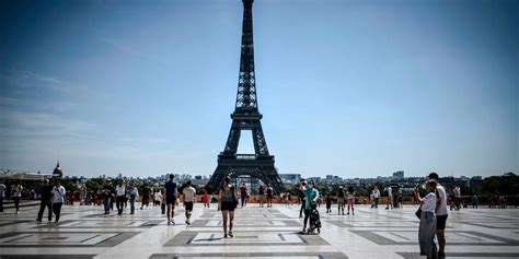 2 American tourists got 'stuck' in Eiffel Tower overnight while drunk, Paris prosecutors say