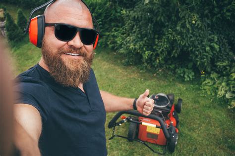 2 Best Headphones For Lawn Mowing