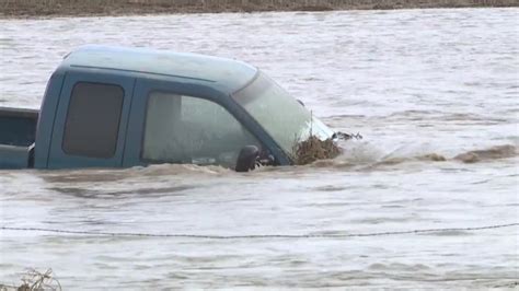 2 Eastern Plains drivers rescued from fast-moving floodwater