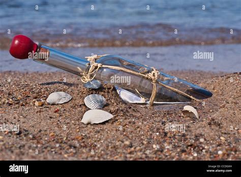 2 Nutten Werden Am Strand Gespült