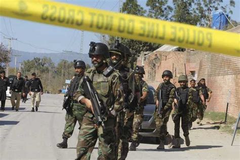 2 Pakistani soldiers and 5 insurgents are killed in a shootout on the border with Afghanistan