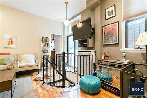 2 bedroom apartments upper west side. The average size of most four-bedroom apartments is at least 200 square feet for one single adult living in the space. To be more comfortable, 450 or more square feet are needed fo... 