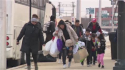2 busloads of migrants arrive in Chicago, 5 more expected Wednesday