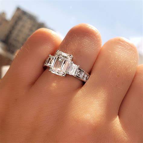 2 ct emerald cut engagement rings. American actress, author, model, and animal rights activist, Beth Ostrosky accepted a dazzling ring from radio personality Howard Stern. Howard proposed on Valentine’s Day in 2007. Diamond Size: 5.2 Carat. Diamond Shape: Emerald Cut With Side Stones. Setting: Halo Setting. Ring: Platinum. Estimated Price: $250,000. Credit: Beth … 