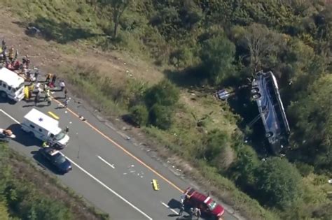2 dead as bus carrying high school students crashes in NY