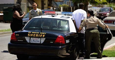 2 ex-LA sheriff’s deputies face federal civil rights charges