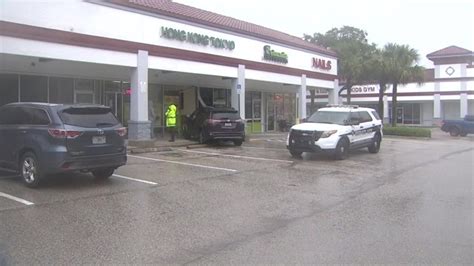 2 hospitalized after driver slams into Pembroke Pines restaurant, causing minor damage