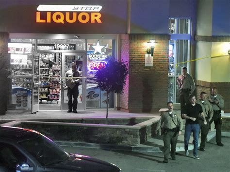 2 people, including security guard, shot outside downtown L.A. liquor store