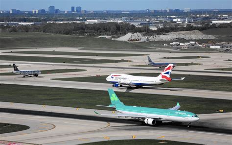 2 planes make contact while taxiing at O'Hare