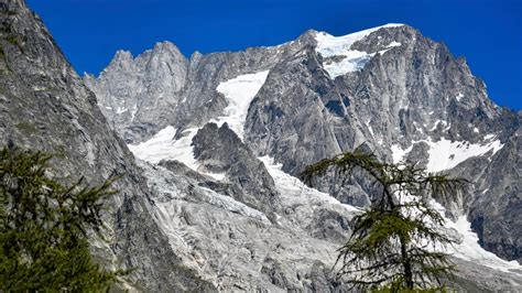 2 skiers missing in avalanche near Mont Blanc