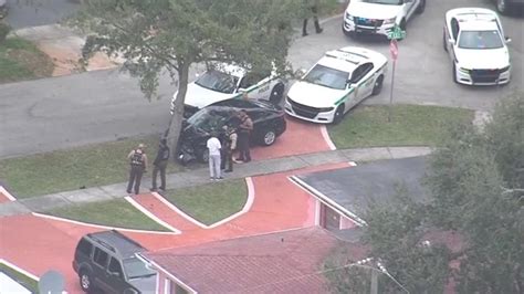 2 subjects in custody after vehicle crashes in North Miami during brief pursuit