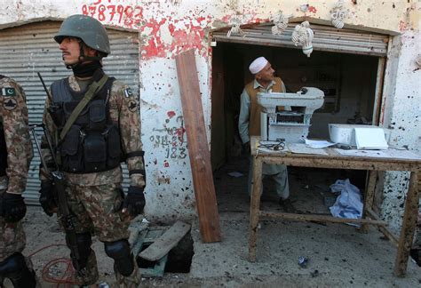 2 suicide bombers in Pakistan attack police and government compound, killing 1 and injuring 15