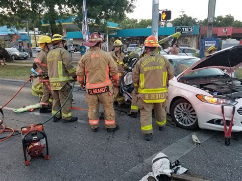 2-vehicle crash in south Austin leaves 1 hurt, causing traffic delays