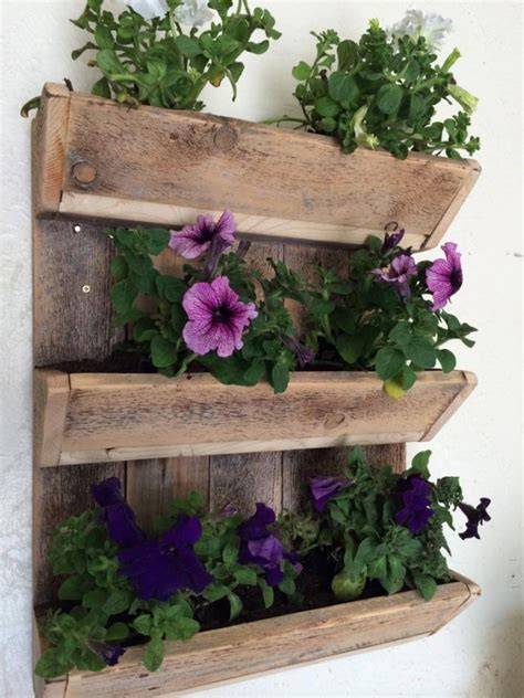 20 Easy Reclaimed Wood DIY Garden Projects - raincitystudios.com