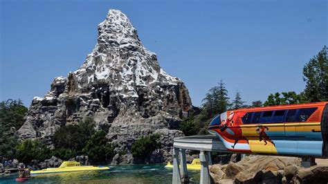 20 loudest Disneyland rides and 20 noisiest shows — with decibel readings