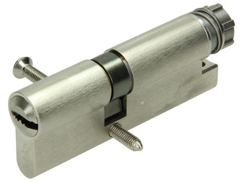 2000 (entr&eacute;e dans le capital du groupe casino)!