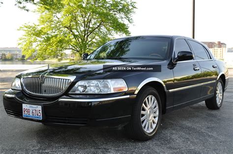 2003 Lincoln Town Car Signature AutoMax. 