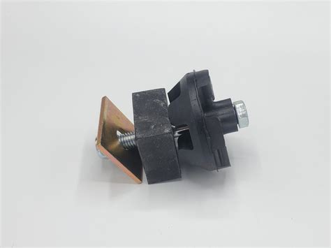 2004 lincoln classic 300d.  300D Engine Mount Kit $ 44.  See Back Page Excellent for Pip...