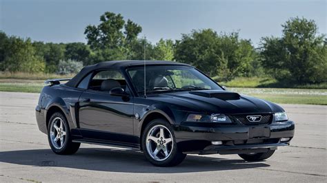 Read 2004 Ford Mustang 40Th Anniversary Edition V6 Convertable Owners Manual 