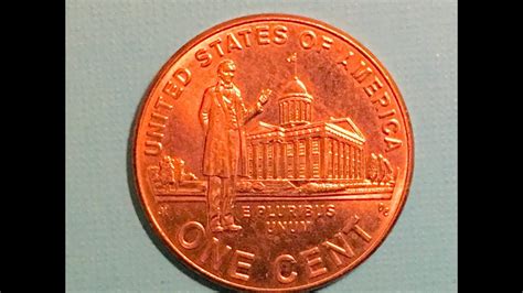 A 1958 penny has ears of wheat on the back and 1980 Penny has a Lincoln Memorial on the back. Lincoln Memorials started appearing on pennies in 1959. Trending Questions. 