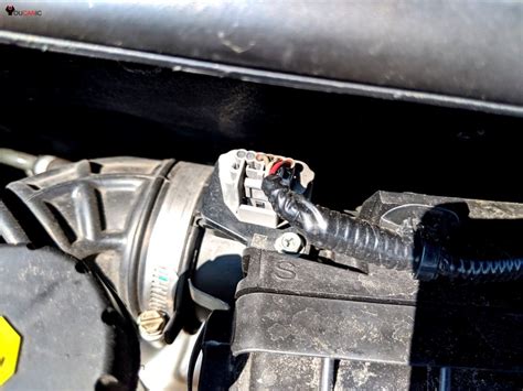 Sometimes air conditioning problems in an automobile can be an easy fix, even for those of us who know nothing about cars. Before making a costly and time-consuming trip to the dealer or a mechanic, give troubleshooting the problem a shot. .... 