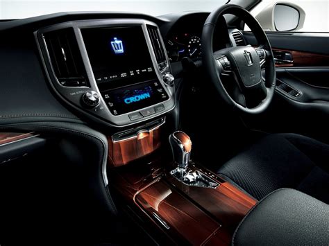 2014 Toyota Crown Interior