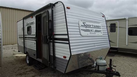 2015 KZ Sportsmen Classic 14RB, The Sportsmen Classic 14RB travel trailer by KZ offers a rear closet and rear bath. The bathroom has a toilet, and shower. The kitchen area has a two burner range, sink, and refrigerator. In the front you will find a dinette and along one side of the travel trailer there is a sofa.. 