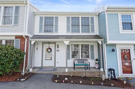 2 beds, 2 baths, 1800 sq. ft. condo located at 2506 Kings Way, Carmel, NY 10512 sold for $240,000 on Jan 27, 2017. MLS# 4633335. Immaculate Tri-level Kings Grant Townhouse, foyer: with 1/2 bath and...