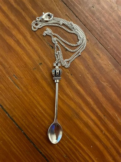 4 Pcs Spoon Necklace Set Mini Spoon Necklace Charms Coke Spoon Necklace Ket  Spoon Snuff Spoon Necklace Tiny Little Scoop Necklace Teaspoon Crown Pendant  Long Chain for Women Girl Jewellery Party Gift 