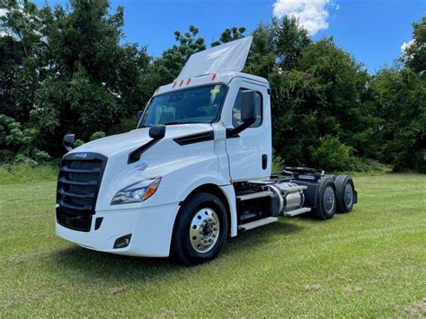 2023 Freightliner Cascadia Day Cab