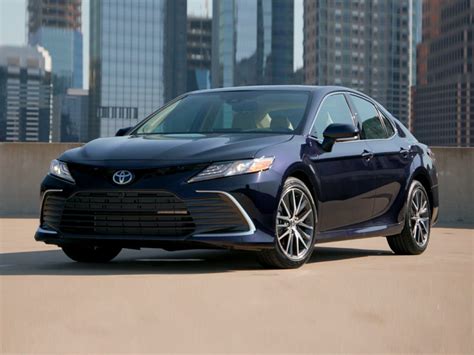 2023 camry xse. The 2023 Toyota Camry XSE starts at around $32,715. Moreover, the Camry XSE has an AWD upgrade option for non-hybrid and non-V6 models. That puts the XSE at around $3,760 more than the SE trim. Instead, fans who want a Hybrid XSE will have to contend with a starting price of around $35,190. Finally, the 301-horsepower … 
