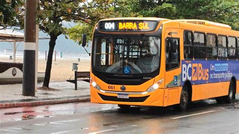 ônibus de balneário camboriú para blumenau  As praias de Piçarras estão divididas em Praia Central, Praia das Palmeiras e