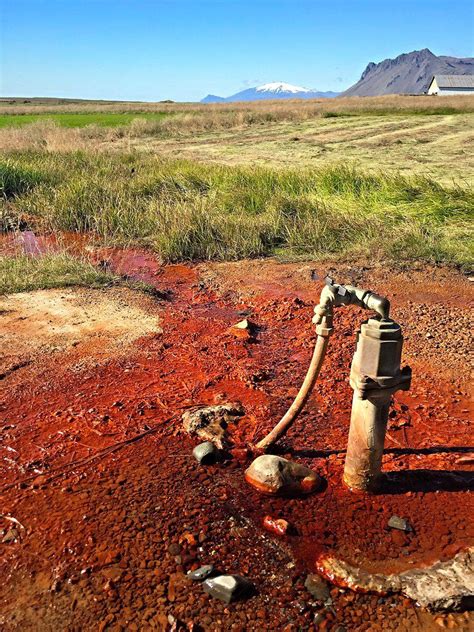 ölkelduvatn mineral spring  Ölkelduvatn, sem getur verið ýmist kalt eða heitt, hefur verið skilgreint þannig að samanlagður styrkur karbónats (CO 2 + HCO 3- + CO 3--) í því sé 1 gramm eða