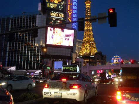 バリーズラスベガスホテル  Stay in the center of the strip with everything from unique shows to an outdoor shopping plaza