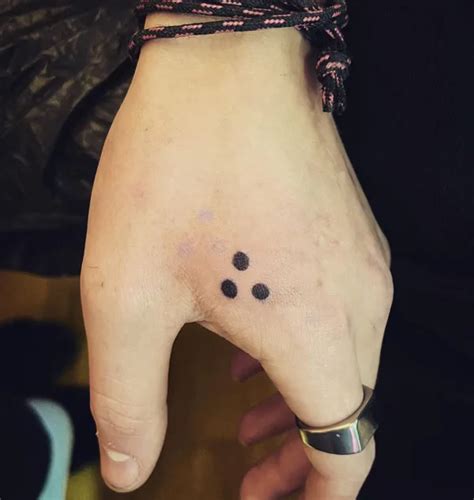 1 dot tattoo on hand meaning  In some cultures, it represents twins, whereas in others, it’s a representation of the sun and moon, day and night, or yin and yang