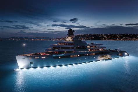 10 largest yachts  Photo by Agent Wolf on Shutterstock