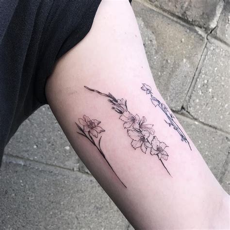 12 geburtsblumen tattoo Ich bin über ein Tattoo von einem Blumenstrauß gestolpert, der aus den Geburtsblumen der Familie besteht