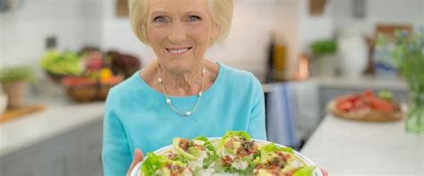 24kitchen mary berry recepten  Smash burgers into approximately four to five-inch (10-12 cm) rough patties with a spatula and season tops of patties with salt