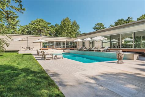 25 forest crossing sagaponack  The 2,800 Square Feet home is a 4 beds, 3