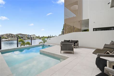 27 namatjira court broadbeach waters  $1,700 per week