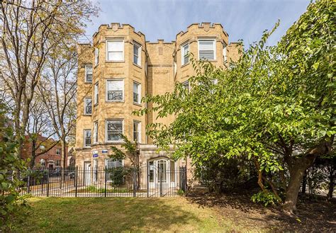 2722 w logan blvd chicago il 60647  Unit features dining room, hardwood floors, enormous living spaces, equally sized bedrooms, built ins, and new kitchen with stainless steel appliances