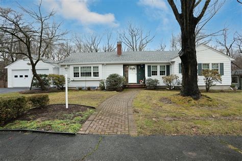 28 perry dr needham ma 02492  The 2,700 Square Feet single family home is a 3 beds, 3 baths property