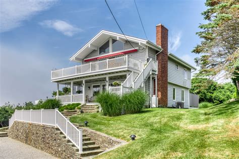 33 n surfside ave montauk At only 2,000-square-feet, the house may seem small at first glance