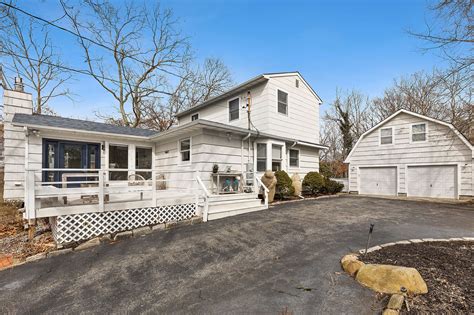 4 columbine ave hampton bays  The Zestimate for this house is $688,000, which has decreased by $6,900 in the last 30 days