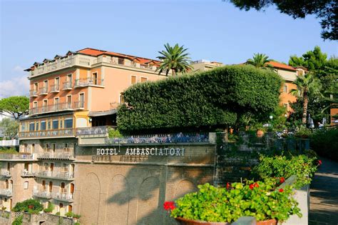 5 stelle hotel sorrento  All self-catered units feature tiled floors and are fitted with a flat-screen TV, a safety deposit box, an equipped kitchen with a fridge, and a private