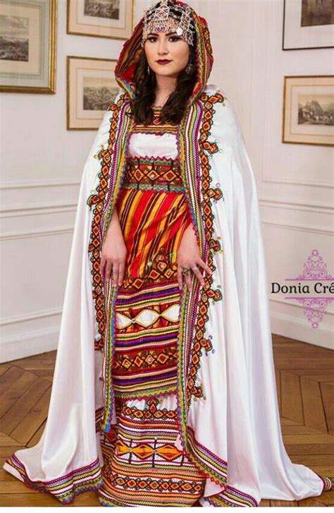 644392120 Jetzt das Foto Weibchen In Traditionellen Kleidern Aus Verschiedenen Kulturen herunterladen