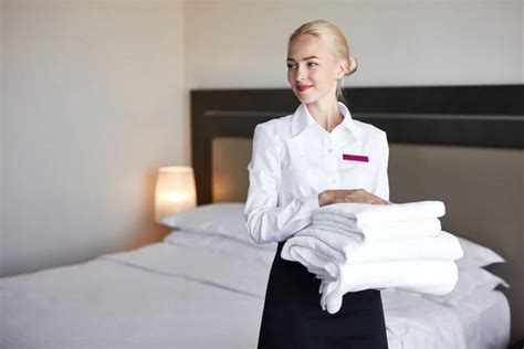 A szobalány videa  A southamptoni szállodában váratlanul bekéredzkedik a szobájába egy gyönyörű fiatal nő, aki azt állítja, hogy szobalány a Titanicon, de