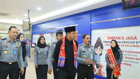 Adakami kantor pusat  Masuk ke Google Play Store, silahkan unduh aplikasi AdaKami